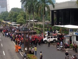 Massa Pendukung Terus Bertambah, Jalur Lambat di Depan KPK Ditutup