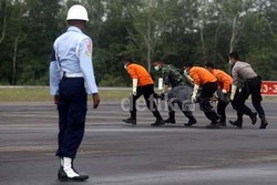 KRI Banda Aceh Evakuasi 3 Jenazah Korban QZ8501 Pagi Ini