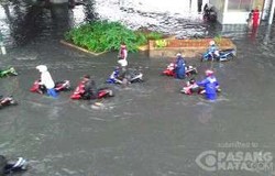 Kebanjiran, Jalan Yos Sudarso Dekat Mal Artha Gading Berubah Jadi Kolam