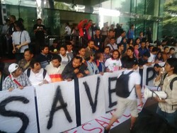 Bikin Pagar Betis, Seratusan Pendukung Pajang Tulisan Save KPK