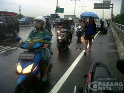 Jalan Yos Sudarso Jakut Banjir, Sepeda Motor Masuk ke Tol Wiyoto Wiyono
