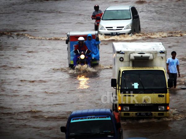 Banjir Rendam Jalan Boulevard Kelapa Gading