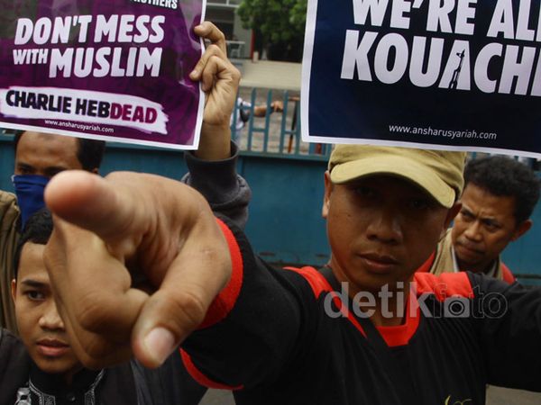 Aksi Kecam Charlie Hebdo di Kedubes Prancis Aksi Kecam Charlie Hebdo di Kedubes Prancis