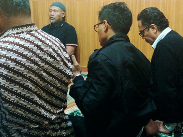 Bambang Widjojanto Pimpin Salat Berjamaah di Bareskrim