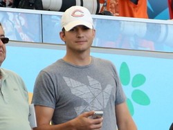 Ashton Kutcher Siap Beri Kesaksian Kasus Pembunuhan Mantan Pacar