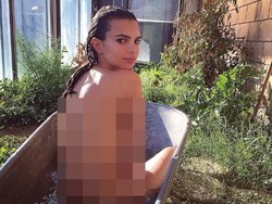 Emily Ratajkowski Pamer Foto Sedang Mandi di Instagram