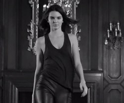 Cantiknya Kendall Jenner di Iklan Kosmetik Estee Lauder
