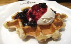 Lembut Renyah Waffle Berpadu Topping Lezat untuk Santap Malam