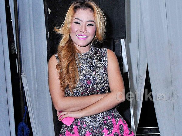 Chef Seksi Aiko Dibalut Dress Mini Pink