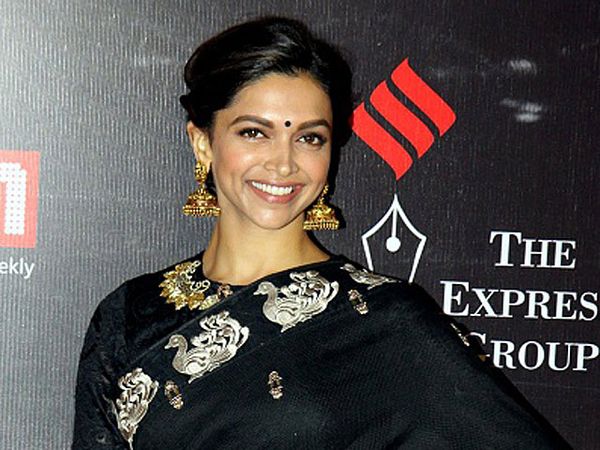 Cantiknya Bintang Bollywood Deepika Padukone Berbusana Sari