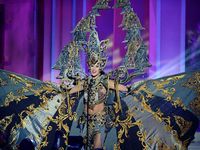 Aksi Elvira Devinamira di Parade Kostum Nasional Miss Universe