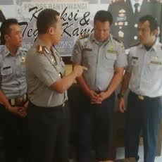 Berpakaian Dishub, Tiga Orang Coba Selundupkan Mobil Bodong