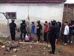 Dua DPO Polisi Diamankan saat Penggerebekan Pabrik Senpi Ilegal di Cipacing