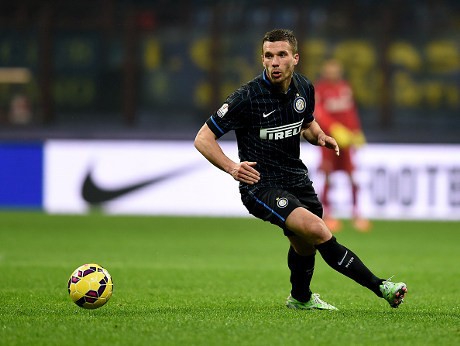 Mau Terus di Inter, Podolski?