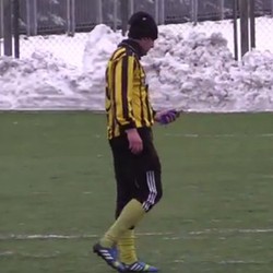Sambil Bertanding, Pesepakbola Ukraina Ini Juga Sempat Main Hape lalu Menelepon