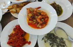 Indah Jaya Minang: Lamaknyo Dendeng Batokok dan Ayam Goreng Disuap dengan Nasi Solok