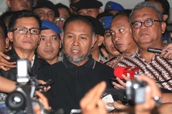 Kisah Penangkapan BW Ditutup dengan Bunga dan Pekik: Berantas Korupsi!