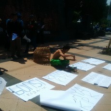 Dukung KPK, Aktivis Semarang Baca Mantera dan Tabur Bunga