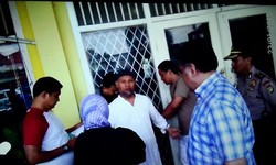 Begini Penampakan Bambang Widjojanto Saat Diborgol di Jalanan