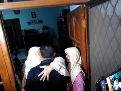Tiba di Rumah, BW Langsung Disambut Haru Istri dan Salat Berjamaah