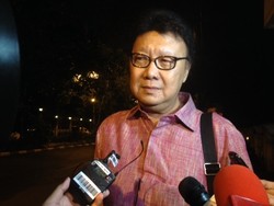 Hari Libur, Tjahjo Kumolo Bersantai Makan Durian dengan Megawati