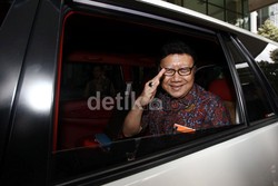 So Sweet! Tjahjo Kumolo Beri Kado Megawati Mawar Merah