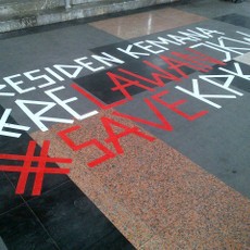 Pagi di KPK, Ketibaan Polisi Sabhara dan Stiker #SaveKPK