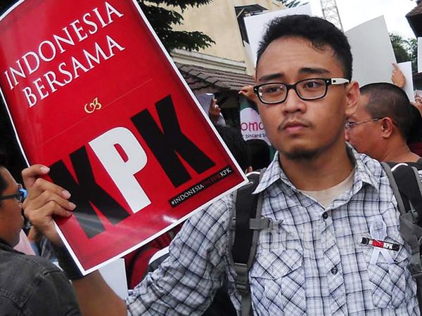 Ratusan Aktivis Demo Save KPK di Polda DIY