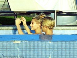 Justin Bieber dan Hailey Baldwin Tertangkap Kamera Berenang Bersama