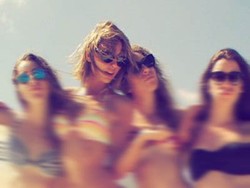 Jarang-jarang, Taylor Swift Pamer Foto Berbikini di Instagram