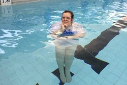 Pelampung Hidup, Guru Renang yang Bisa Mengambang di Air