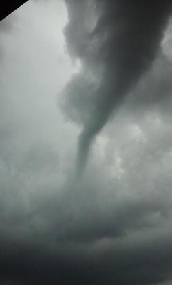 Ngeri! Ini Penampakan Pusaran Angin yang Merusak 28 Rumah di Bandung