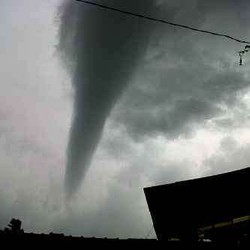 Begini Bentuk Pusaran Angin Hitam yang Terlihat di Bandung