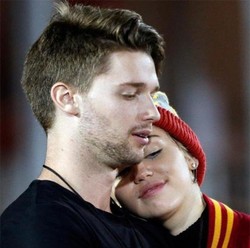 Miley Cyrus Tak Bisa Eja Schwarzenegger, Nama Belakang Kekasih