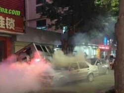 Tabrak 6 Mobil, Pengendara Mobil Mercy Ini Masih Bisa Kabur!