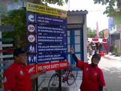 Pak RT di Kampung Ini Siap Semprit Warga yang Tidak Tertib Lalu Lintas