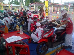 Warga Berburu Servis Gratis Motor di Semarang