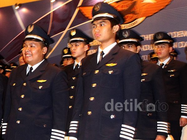 Calon Pilot Ikuti Pelantikan Kelulusan Calon Penerbang
