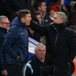 Datangi Ruang Ganti Lawan, Mourinho Selamati Seluruh Tim Bradford