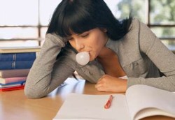 Malas Flossing? Peneliti Belanda Sarankan Kunyah Permen Karet Saja