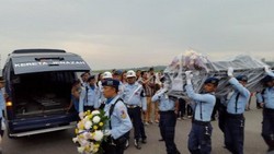 Jenazah Wanti Pramugari AirAsia Langsung Dimakamkan di Tanah Kelahirannya