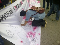 Aksi #Save KPK, Mahasiswa Hukum UII Yogya Galang Seribu Tanda Tangan