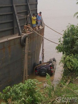 Sopir Salah Injak Pedal, Mobilnya Terjun ke Sungai Mahakam