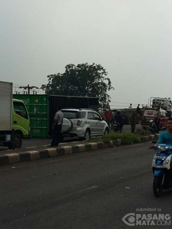 Kontainer Terguling di Flyover Arah Kranji Masih Belum Bisa Dievakuasi