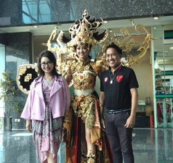 Tangis Haru Desainer Kostum Nasional Indonesia yang Menang Miss Universe