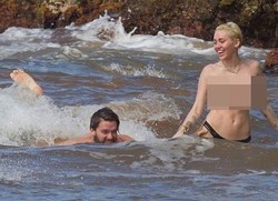 Miley Cyrus Topless Saat Liburan Bareng Putra Arnold Schwarzenegger