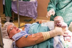 Wow, Wanita Ini Menarik Bayinya Sendiri Keluar dari Rahim Saat Operasi