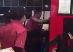 Bak Buk! Staff KFC di Malaysia Berantem di Depan Pengunjung