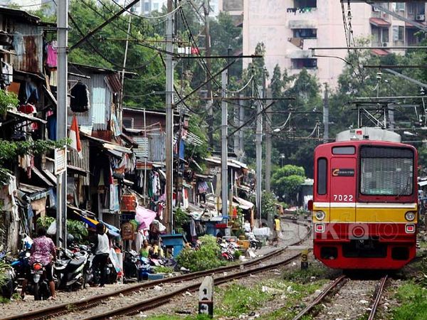 Pemukiman Kumuh di Sepanjang Rel Pejompongan Pemukiman Kumuh di Sepanjang Rel Pejompongan
