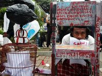 Seniman Bandung Gelar Aksi Teatrikal di KPK